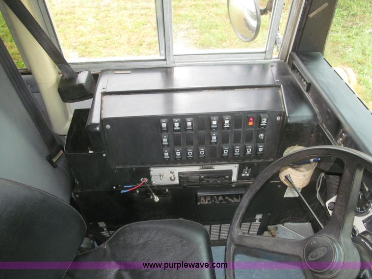 image for item F7123 1997 Ford Thomas B800 school bus