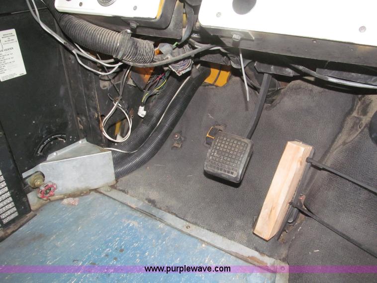 image for item F7123 1997 Ford Thomas B800 school bus