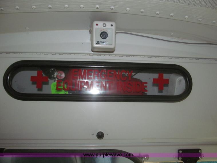 image for item F7123 1997 Ford Thomas B800 school bus