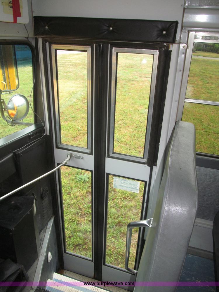 image for item F7123 1997 Ford Thomas B800 school bus