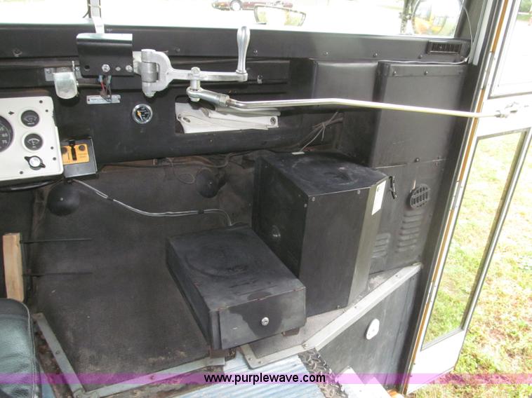 image for item F7123 1997 Ford Thomas B800 school bus