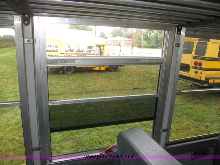 image for item F7123 1997 Ford Thomas B800 school bus