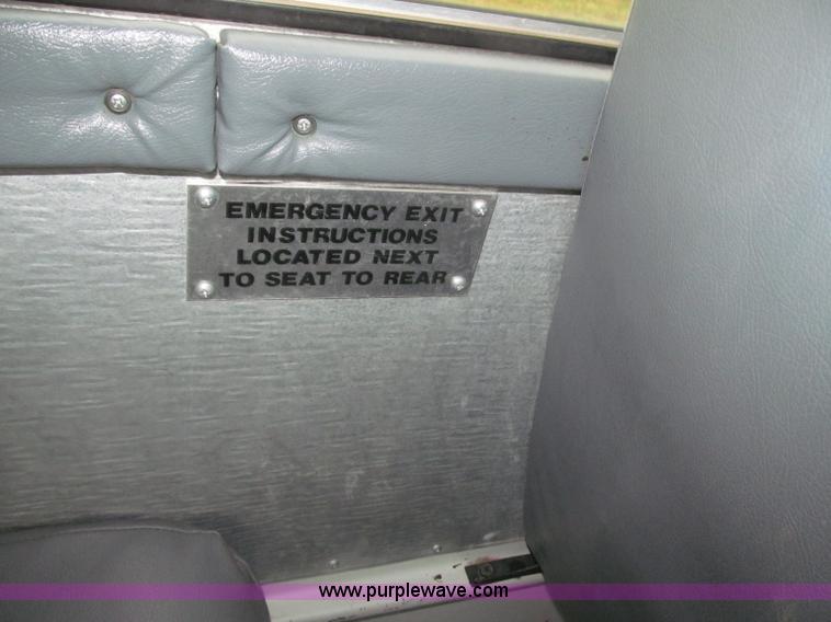 image for item F7123 1997 Ford Thomas B800 school bus