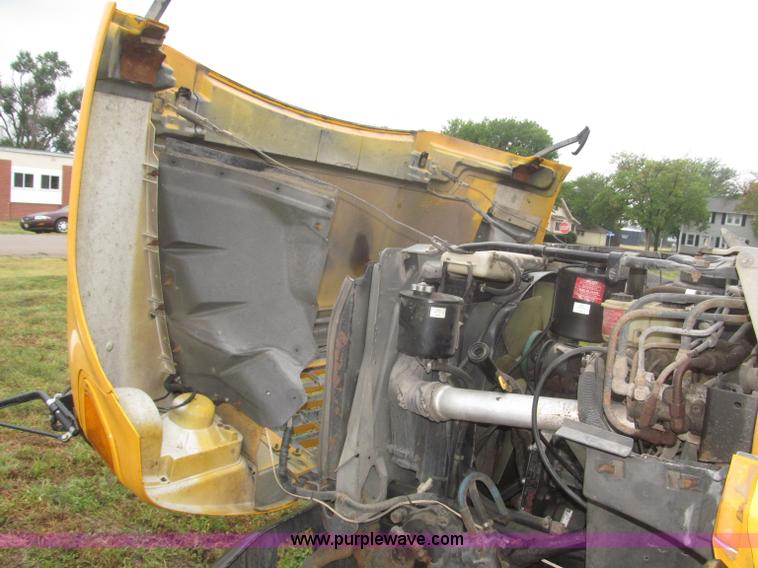 image for item F7123 1997 Ford Thomas B800 school bus