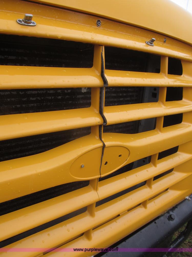 image for item F7123 1997 Ford Thomas B800 school bus