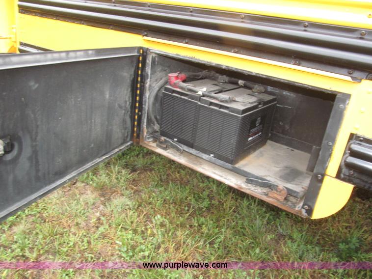 image for item F7123 1997 Ford Thomas B800 school bus