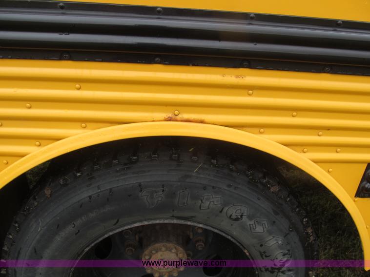image for item F7123 1997 Ford Thomas B800 school bus