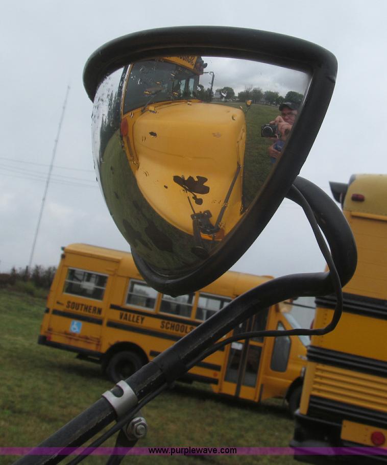 image for item F7123 1997 Ford Thomas B800 school bus