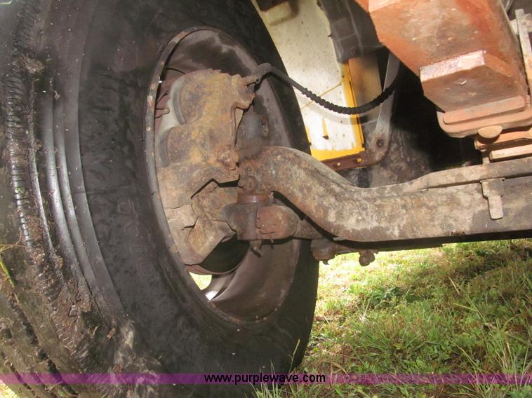 image for item F7123 1997 Ford Thomas B800 school bus