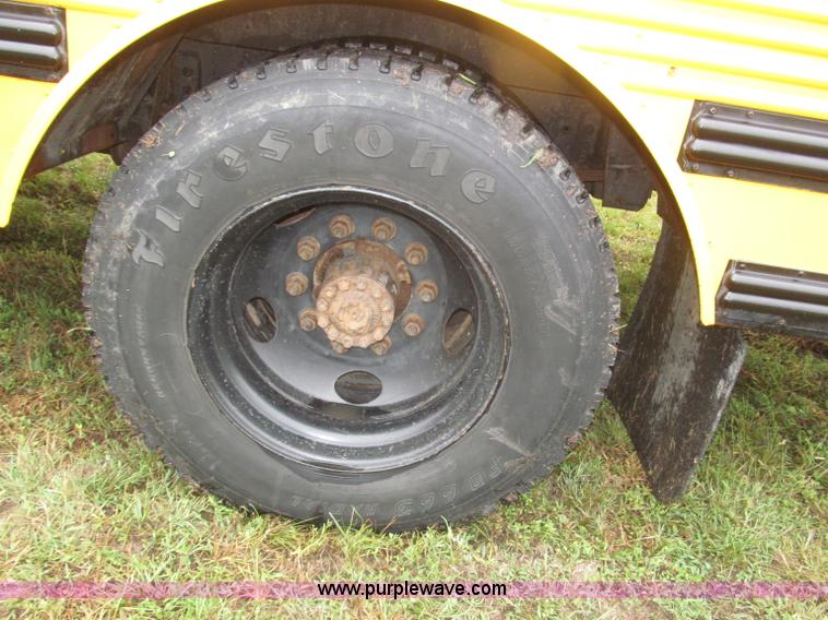 image for item F7123 1997 Ford Thomas B800 school bus