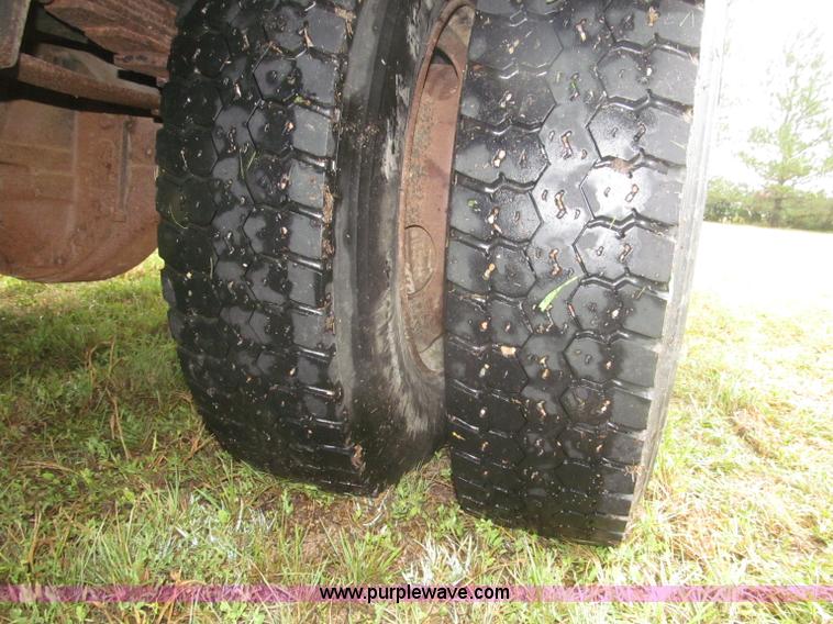 image for item F7123 1997 Ford Thomas B800 school bus