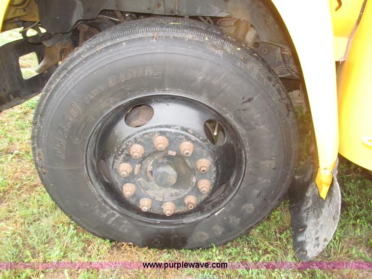 image for item F7123 1997 Ford Thomas B800 school bus