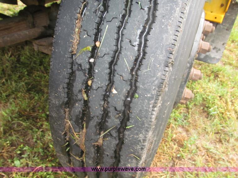 image for item F7123 1997 Ford Thomas B800 school bus