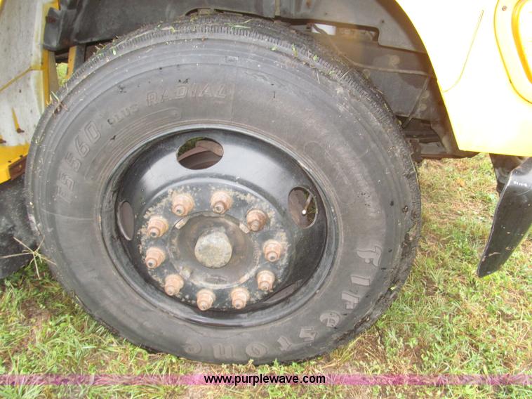 image for item F7123 1997 Ford Thomas B800 school bus