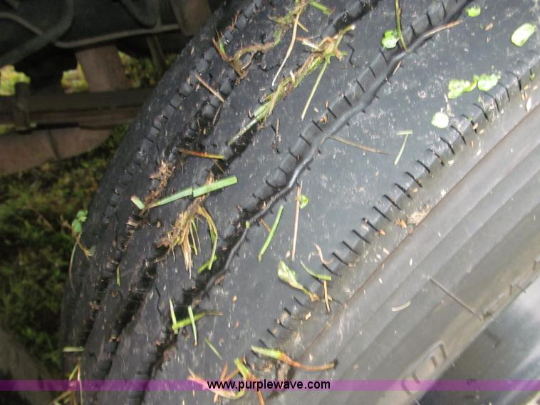 image for item F7123 1997 Ford Thomas B800 school bus