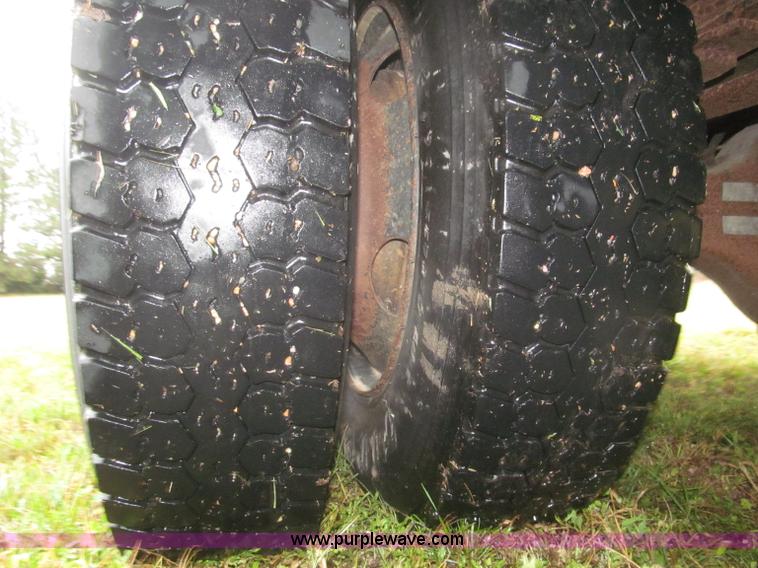 image for item F7123 1997 Ford Thomas B800 school bus