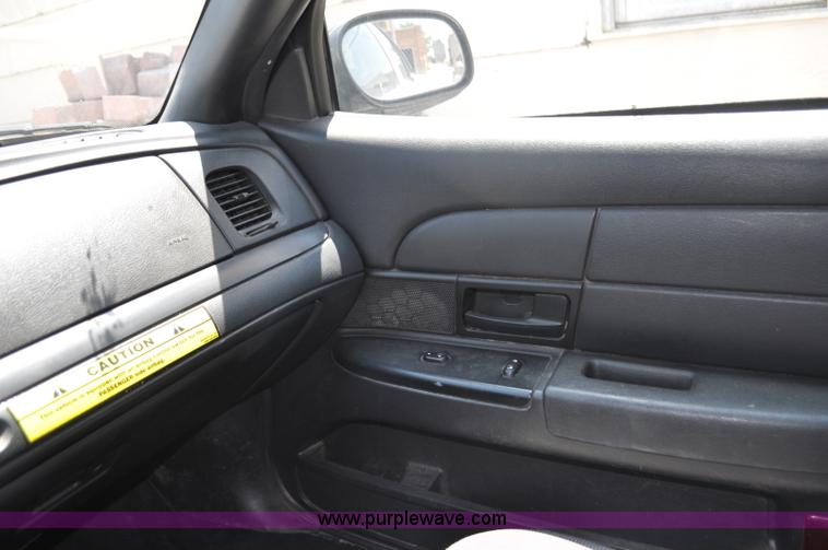 image for item G6063 2006 Ford Crown Victoria Police Interceptor