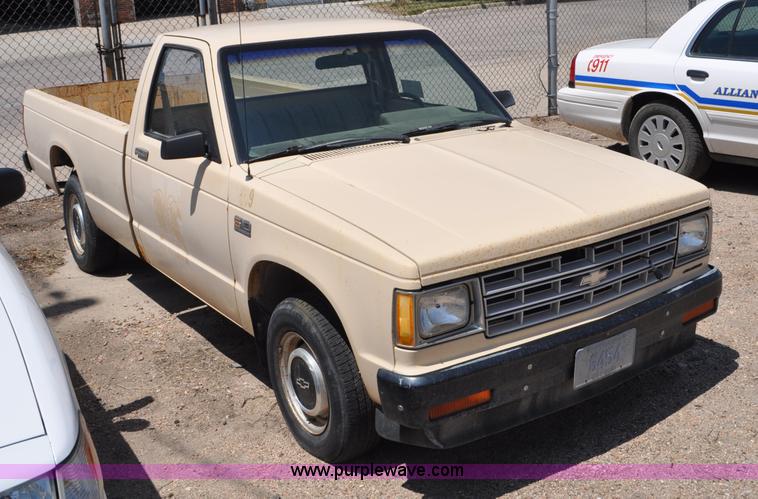 image for item G6064 1986 Chevrolet S10 pickup truck
