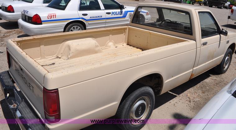 image for item G6064 1986 Chevrolet S10 pickup truck