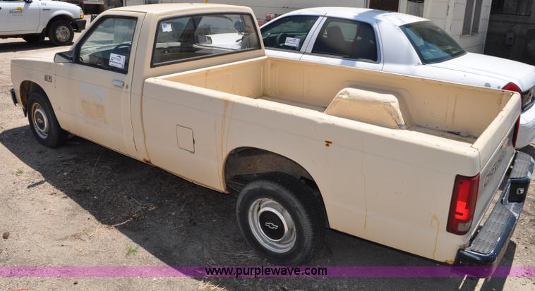 image for item G6064 1986 Chevrolet S10 pickup truck