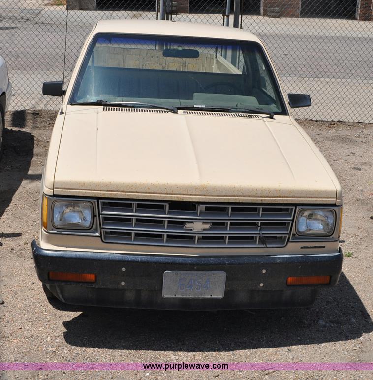 image for item G6064 1986 Chevrolet S10 pickup truck