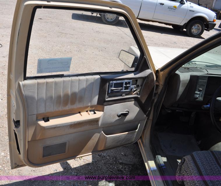 image for item G6064 1986 Chevrolet S10 pickup truck