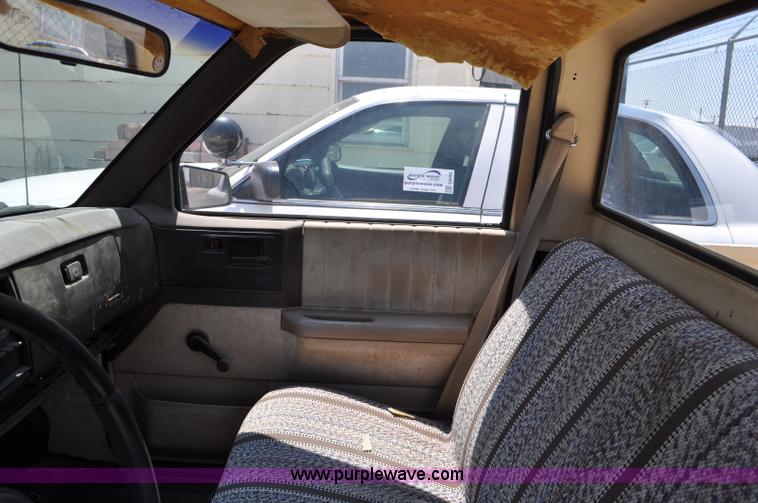 image for item G6064 1986 Chevrolet S10 pickup truck