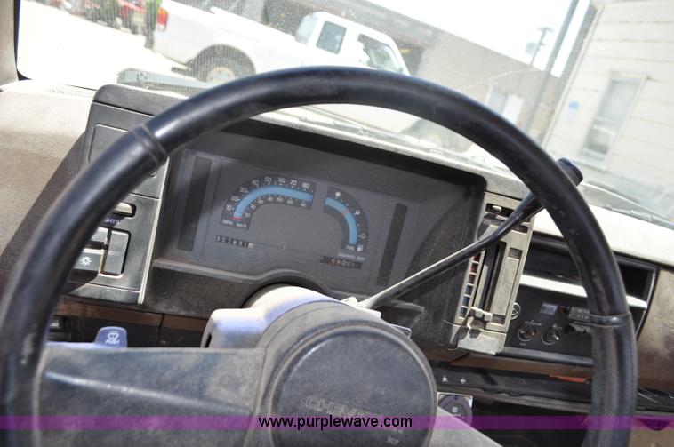 image for item G6064 1986 Chevrolet S10 pickup truck