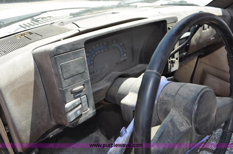 image for item G6064 1986 Chevrolet S10 pickup truck