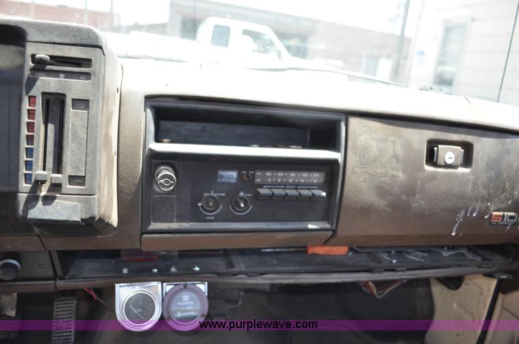 image for item G6064 1986 Chevrolet S10 pickup truck