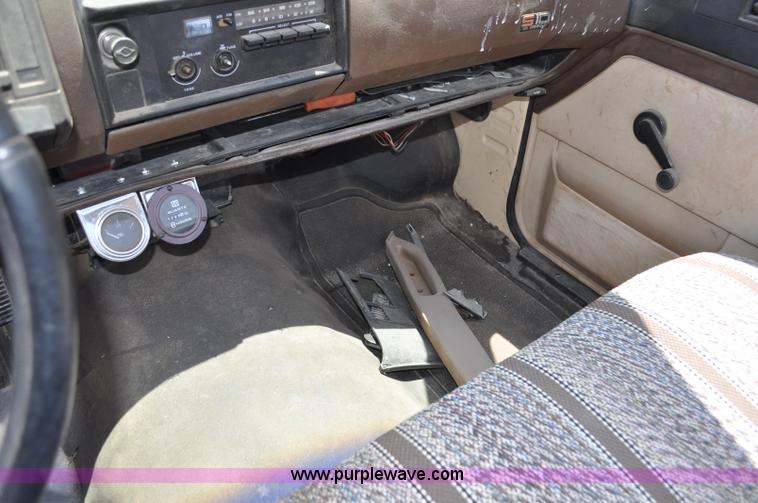 image for item G6064 1986 Chevrolet S10 pickup truck