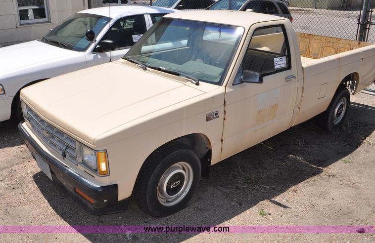 image for item G6064 1986 Chevrolet S10 pickup truck