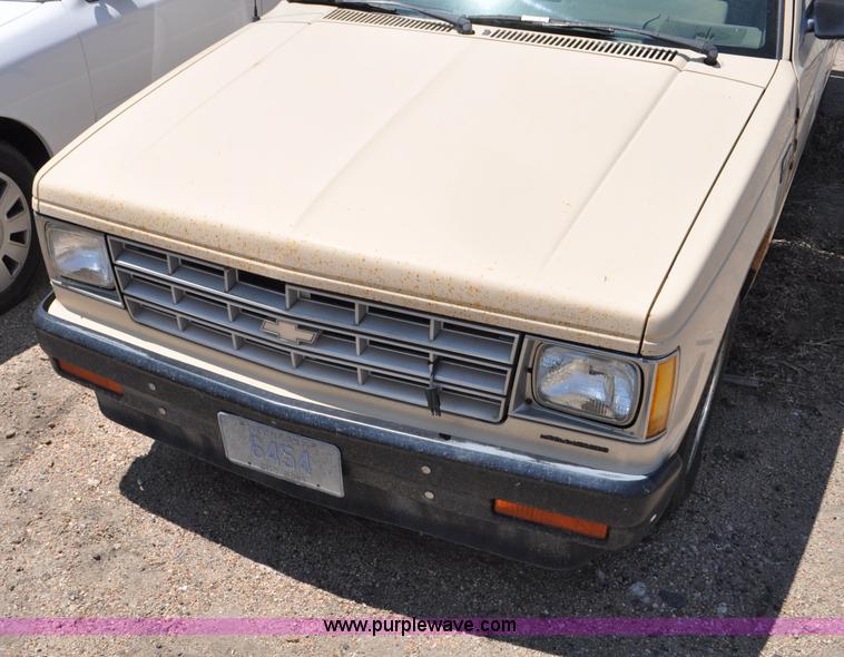 image for item G6064 1986 Chevrolet S10 pickup truck