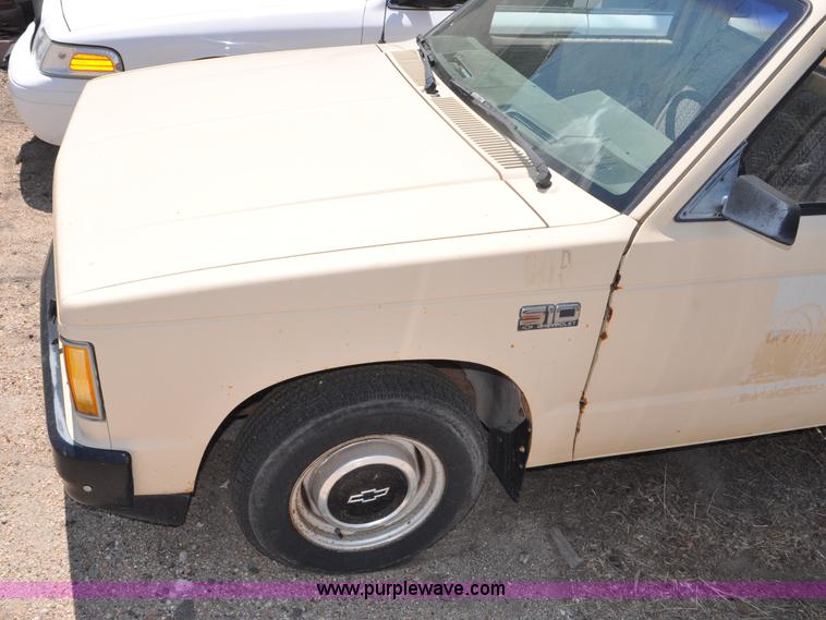 image for item G6064 1986 Chevrolet S10 pickup truck