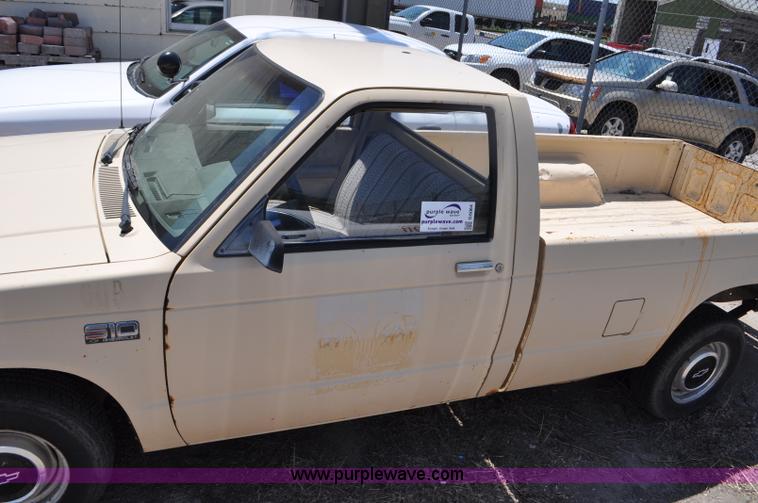 image for item G6064 1986 Chevrolet S10 pickup truck