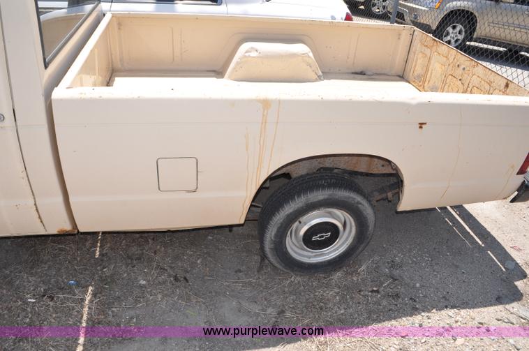 image for item G6064 1986 Chevrolet S10 pickup truck