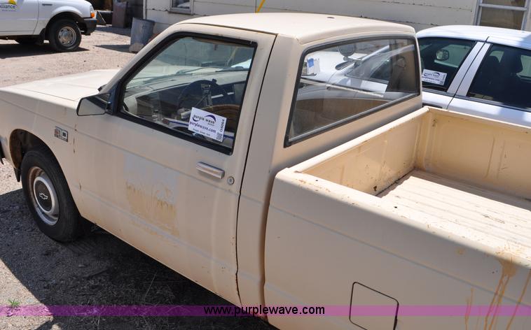 image for item G6064 1986 Chevrolet S10 pickup truck