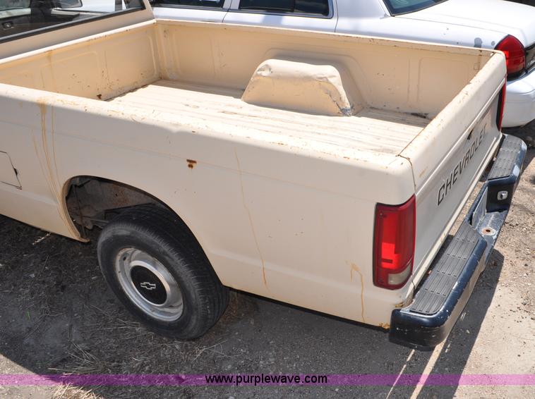 image for item G6064 1986 Chevrolet S10 pickup truck