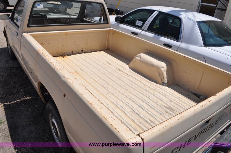 image for item G6064 1986 Chevrolet S10 pickup truck