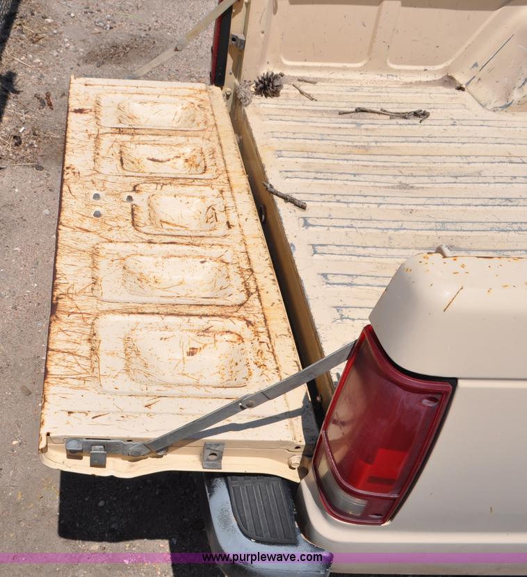 image for item G6064 1986 Chevrolet S10 pickup truck