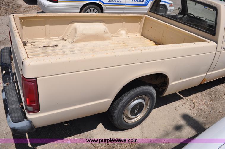 image for item G6064 1986 Chevrolet S10 pickup truck