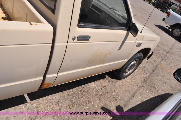 image for item G6064 1986 Chevrolet S10 pickup truck