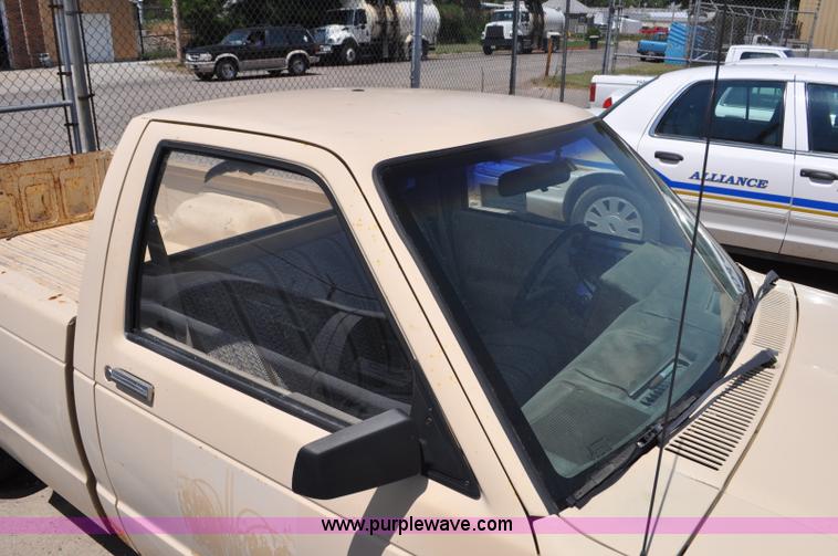 image for item G6064 1986 Chevrolet S10 pickup truck