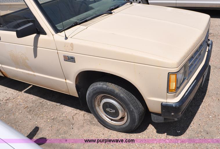 image for item G6064 1986 Chevrolet S10 pickup truck