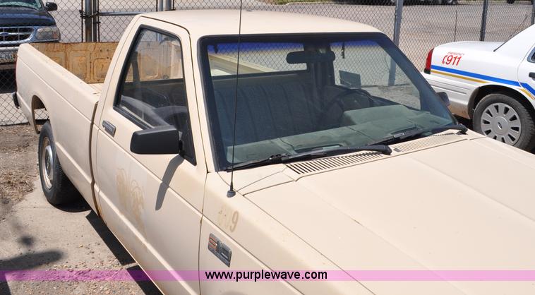 image for item G6064 1986 Chevrolet S10 pickup truck