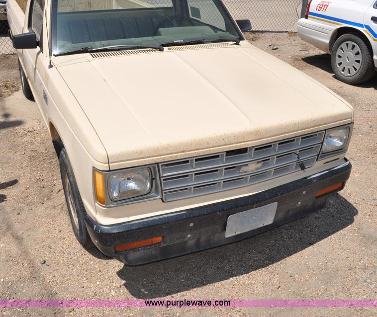 image for item G6064 1986 Chevrolet S10 pickup truck