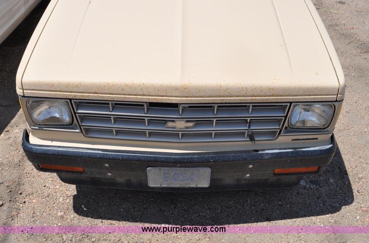 image for item G6064 1986 Chevrolet S10 pickup truck