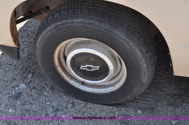 image for item G6064 1986 Chevrolet S10 pickup truck