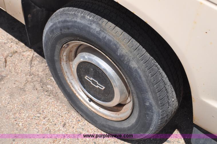 image for item G6064 1986 Chevrolet S10 pickup truck