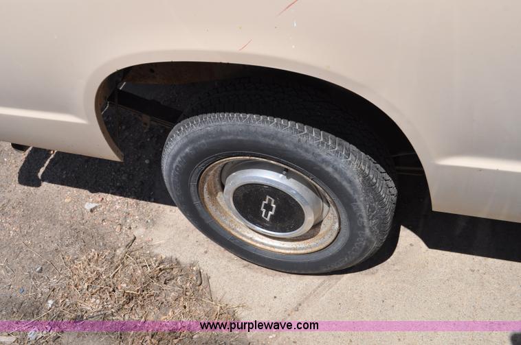 image for item G6064 1986 Chevrolet S10 pickup truck